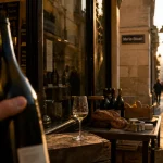 16 rue marie stuart 75002 paris : bouteille de vin devant un caviste