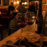 bar à vin dimanche paris : deux verres de vin rouge, ardoise et ambiance
