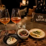 Bar à vin nature paris : verres de vin et ardoise VIN NATURE