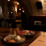 Bar à vin romantique paris : table calme à deux, verres de vin rouge