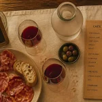 bistrot - bar à vin la boutique des vins, vue table et verrière près de Saint-Lazare