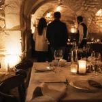 Caveau parisien voûté : table et bougies, ambiance soirée