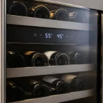Afficheur de température d'une cave à vin encastrable, vue rapprochée