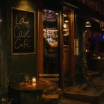 La cave café à Montmartre, rue Marcadet, bar de quartier et ambiance concert