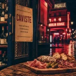 La cave Pigalle : table bois, charcuterie et deux verres de vin près d’un caviste à Pigalle