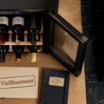 Petite cave a vin compacte en appartement parisien, bouteilles sur clayettes.
