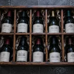Casier cave à vin en bois avec bouteilles de vin