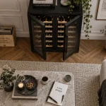 Cave à vin design pour salon, noir mat, verre fumé, bouteilles alignées