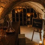 caveau parisien voûté, table de dégustation et cave à vin parisienne