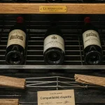 Clayette pour cave à vin : bouteilles sur rails de rangement coulissant