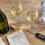 Conservation du vin blanc : thermomètre et glaçons pour préserver le vin blanc au froid