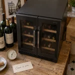 Frigo cave à vin compact à 12°C en cuisine parisienne, vibrations et thermomètre