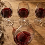 Verre degustation vin : arômes et service simple sur table en chêne