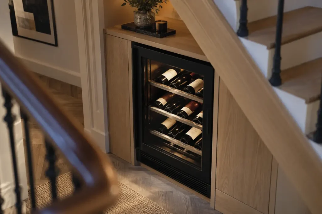 Cave à vin sous escalier encastrée sous l’escalier, bouteilles rangées sans abîmer