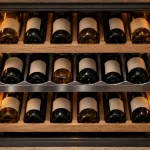 Clayette cave à vin intégrée : anti-vibrations, bouteilles stables