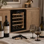 Meuble avec cave à vin intégré, bouteilles et clayettes visibles