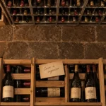 Mobilier cave à vin pour ranger les bouteilles sans perdre l’humidité